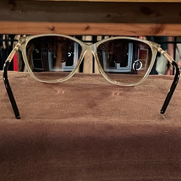 Authenticated: Burberry sunglasses and case - Picture 5 of 13